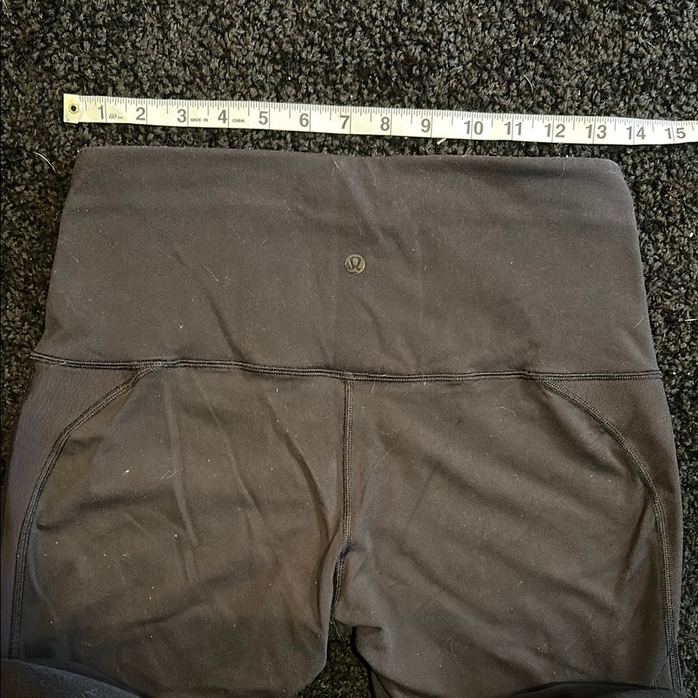 039 Lululemon- Cropped Black High-Waisted Leggings- Size 10